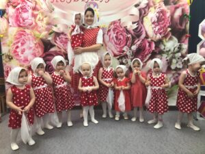 Подробнее о статье Праздничное утро в «Сказке»: утренник «Колпачок с сюрпризами» к 8 марта