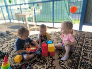 Подробнее о статье Летние прогулки и игры в младшей группе