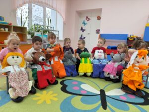 Подробнее о статье Встреча с волшебством: Дети играют в «Теремок»