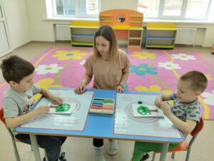 Подробнее о статье Дидактическая игра «Пластилиновые заплатки»