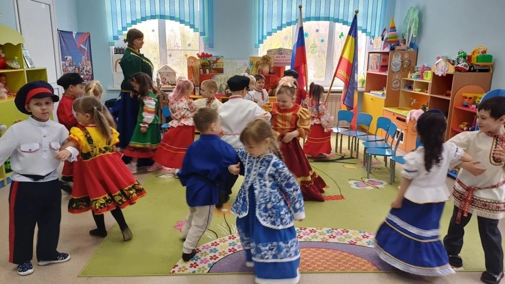 Вы сейчас просматриваете Флеш-моб «Казак никогда не унывает, и на войне, и в походе песни играет!» 