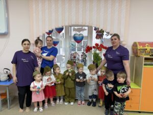 Подробнее о статье Окна Победы: как родители и воспитатели группы раннего возраста украсили окна к 9 Мая