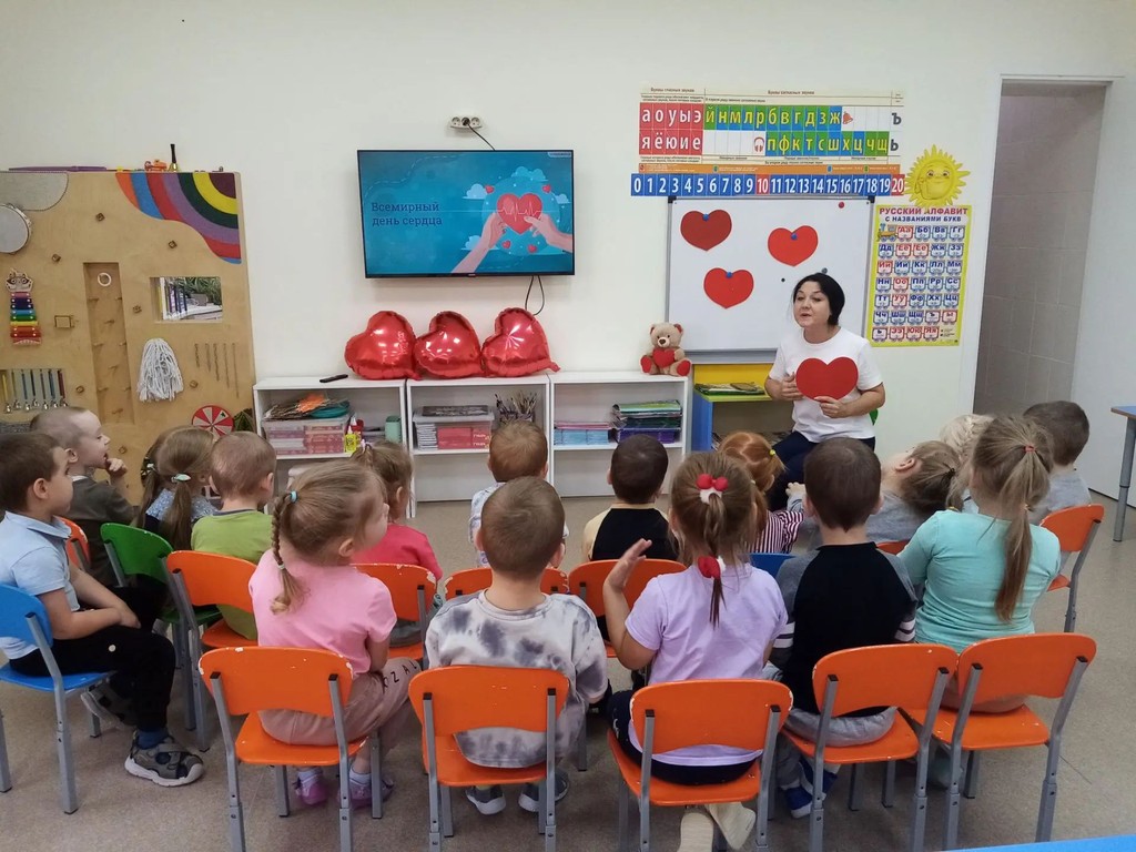 Вы сейчас просматриваете День сердца в младшей группе: играем и дарим добро!