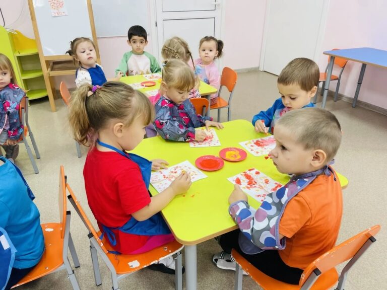 Подробнее о статье В группе прошло творческое занятие: малыши рисовали осенние листочки палочками